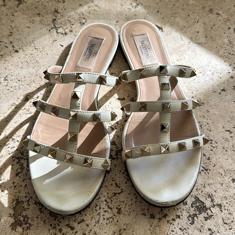 Valentino Garavani - Rockstud Leather Flat Slide Sandals - off white - Size 7,5